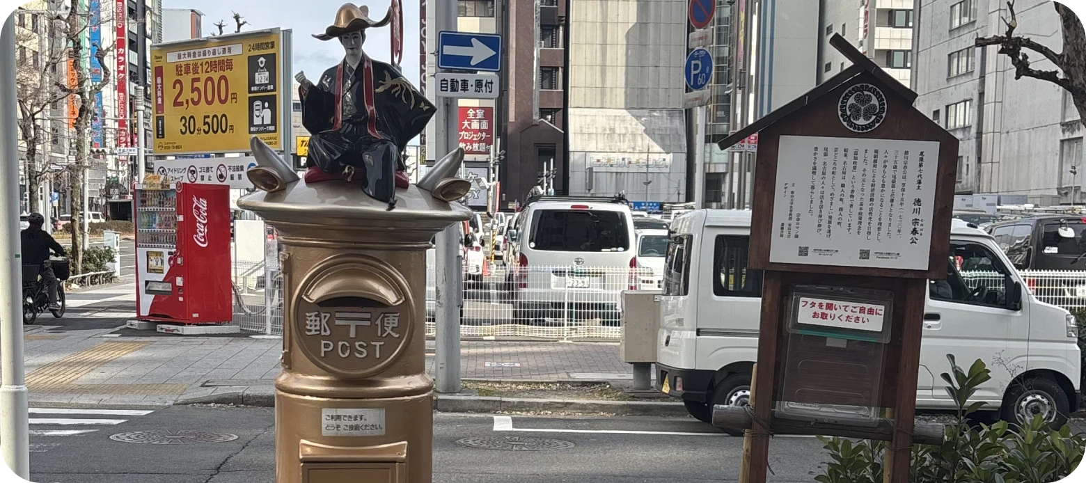 2つ目の横断歩道を渡って左折。渡った角には金色のポストがあります。